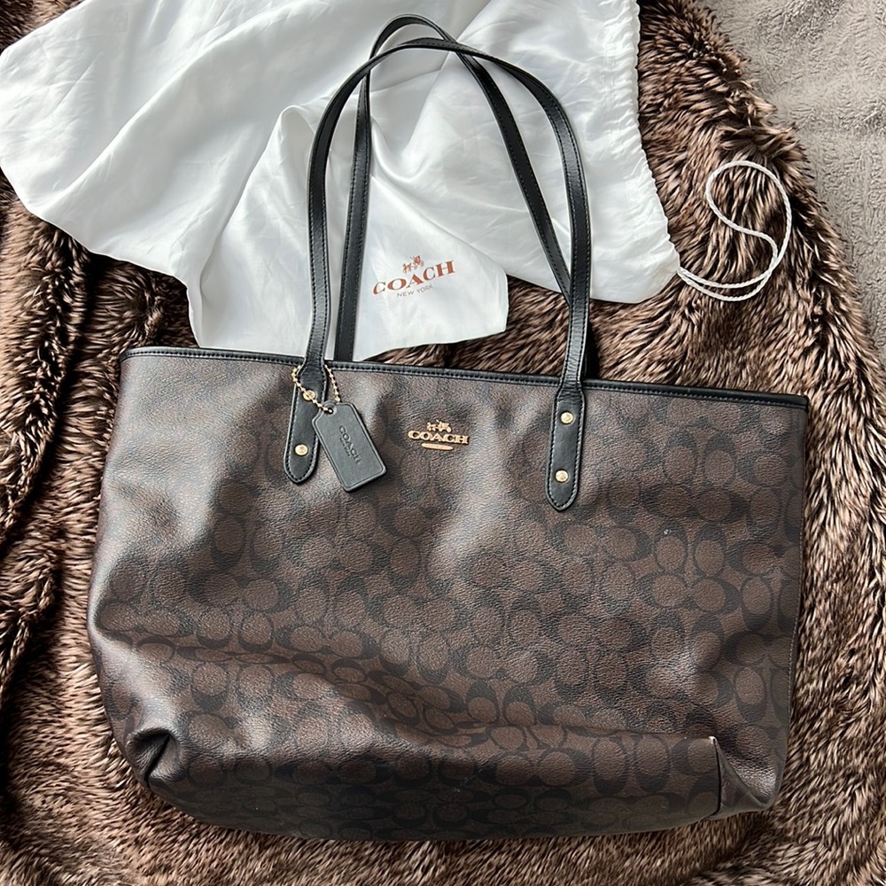 Coach Large zip-top tote bag.Gold hardware, 6pockets, duster,excellent condition